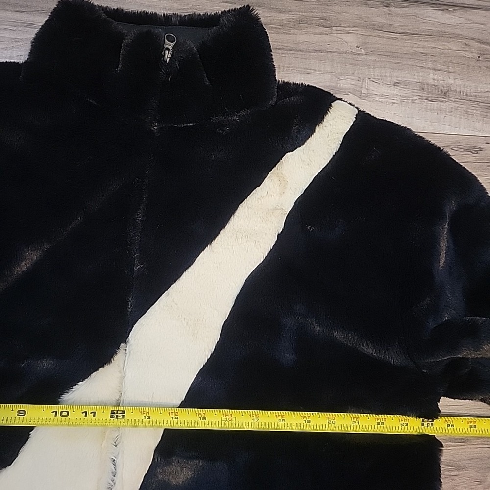 Nike Sportswear Faux Fur Oversized Swoosh Jacket Black DO3791-010 Women's Sz L - Picture 8 of 9